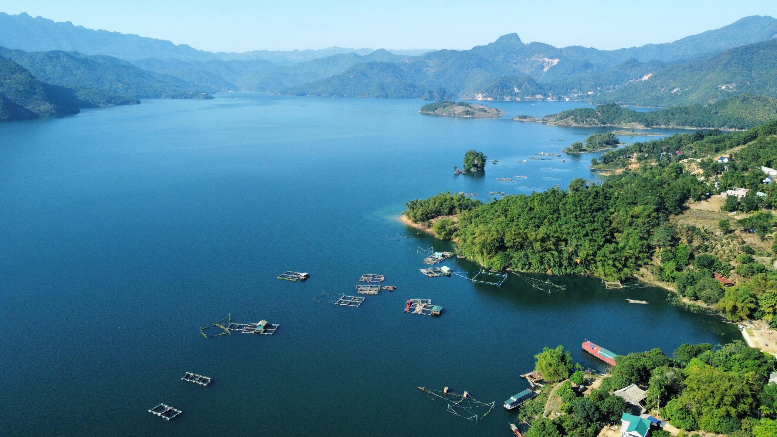 kinh-nghiem-du-lich-ho-hoa-binh-maidalodge